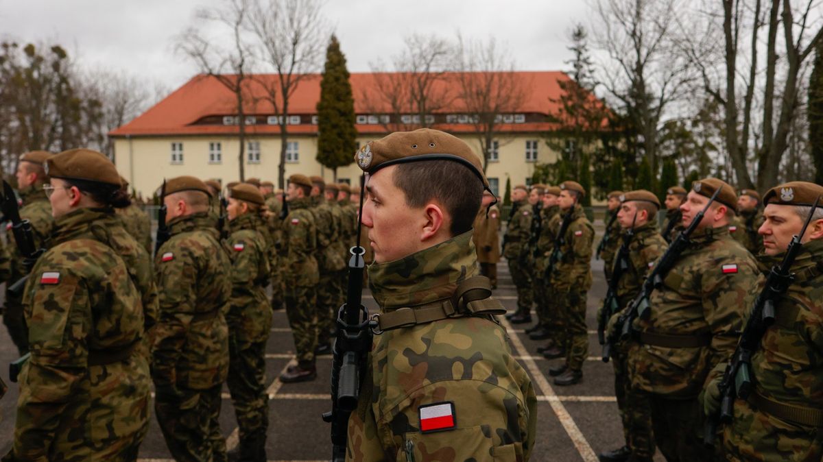 Tragédie na cvičení polské armády. Mladého vojáka přejelo pásové vozidlo